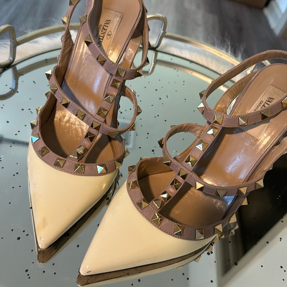 Valentino cage two tone nude ivory pump